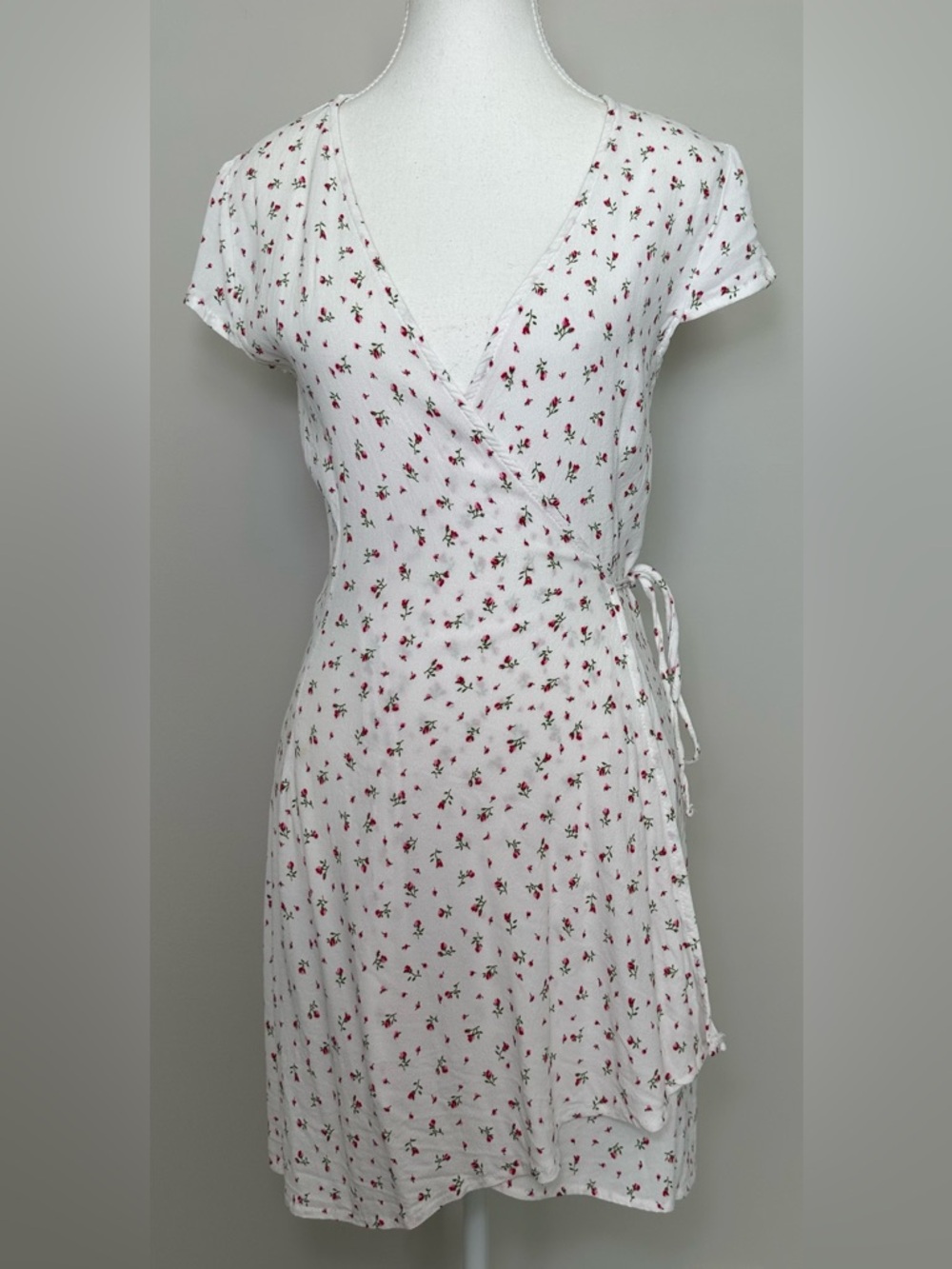 Brandy Melville Robbie wrap dress red white floral flutter sleeves spring summer